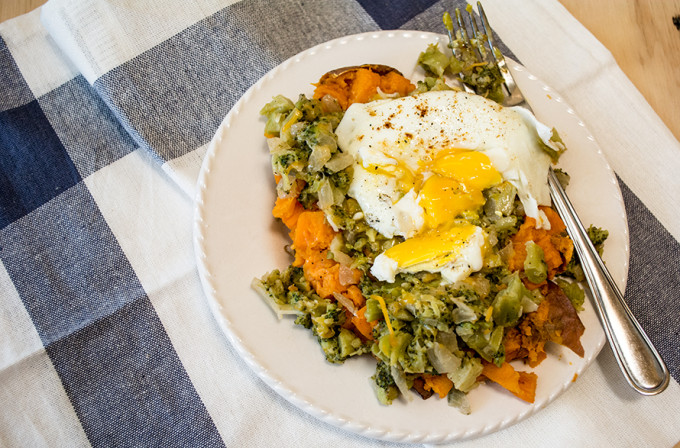 Broccoli-Cheese-Loaded-Sweet-Potatoes-with-Fried-Egg14