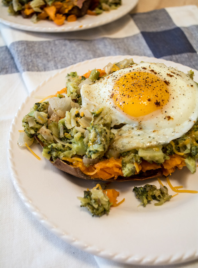 Broccoli-Cheese-Loaded-Sweet-Potatoes-with-Fried-Egg16