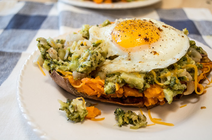 Broccoli-Cheese-Loaded-Sweet-Potatoes-with-Fried-Egg17