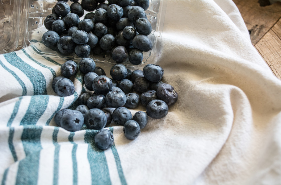 Blueberry Quinoa Oatmeal Breakfast Bar | Lemons and Basil 