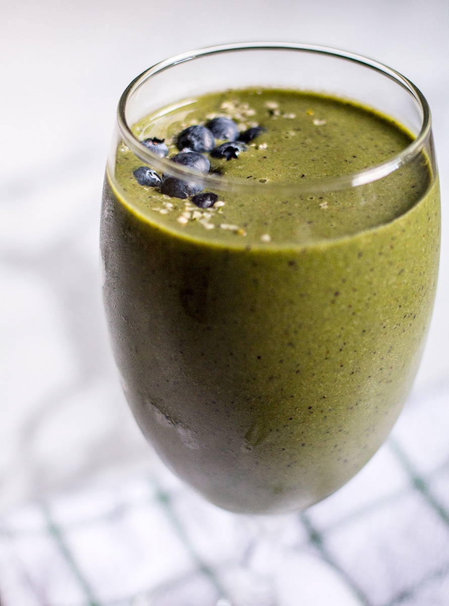 Peanut Butter Banana and Berry Green Smoothie | Lemons and Basil 