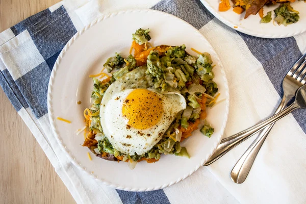 Broccoli-Cheese-Loaded-Sweet-Potatoes-with-Fried-Egg11