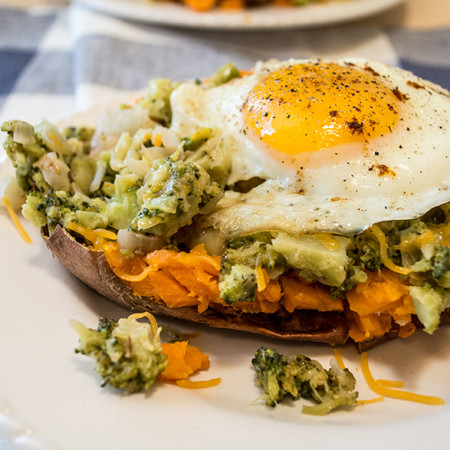 Broccoli-Cheese-Loaded-Sweet-Potatoes-with-Fried-Egg17