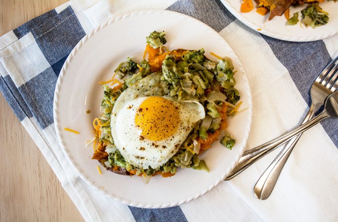 Broccoli-Cheese-Loaded-Sweet-Potatoes-with-Fried-Egg11