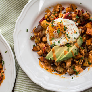 Huevos Breakfast Bowl with Fried Eggs | Lemons and Basil