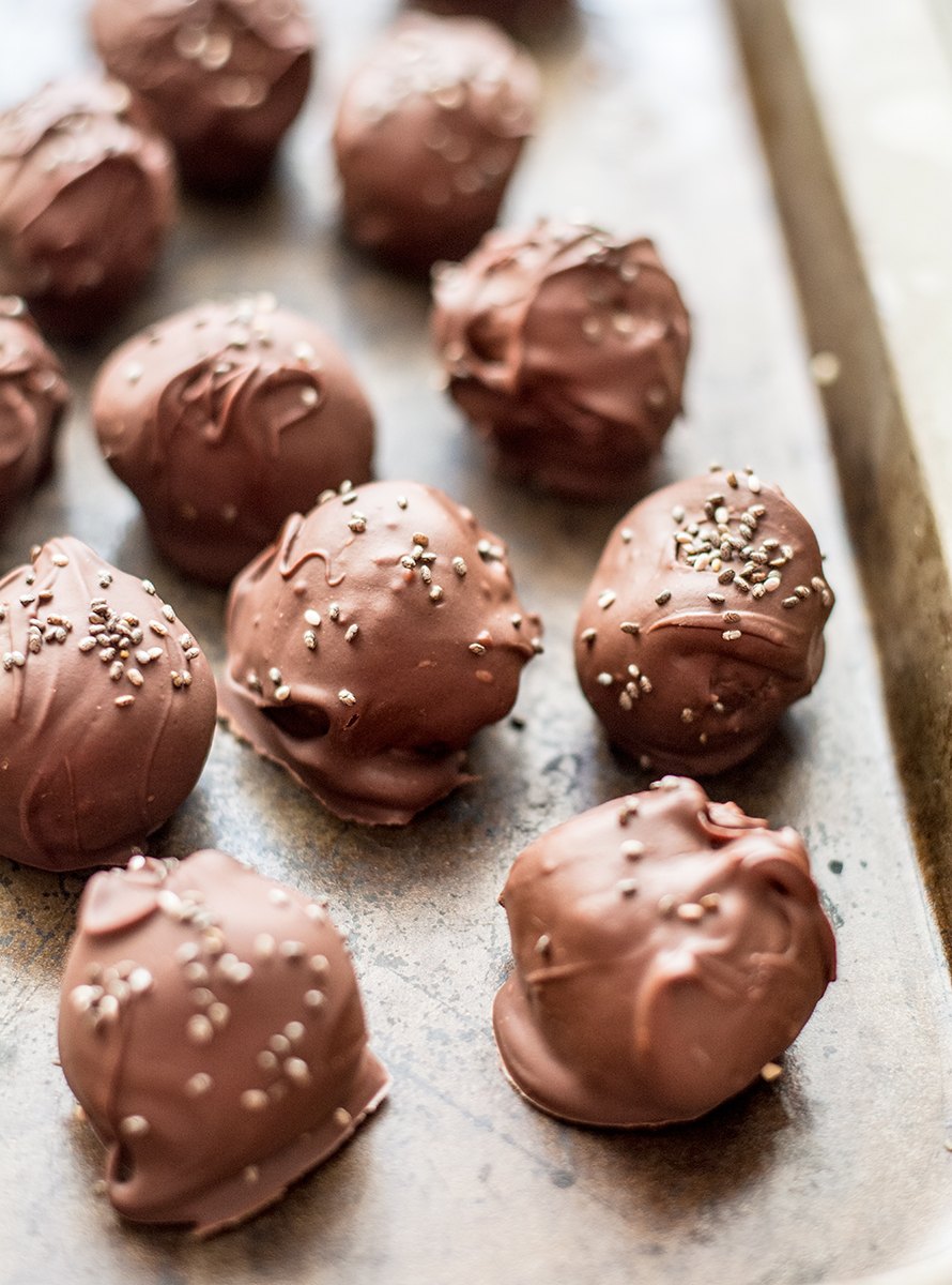 Healthy Six Ingredient Chocolate Truffles | Lemons and Basil