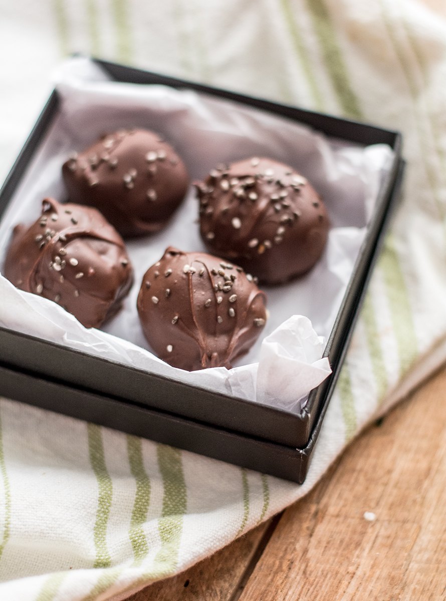 Healthy Six Ingredient Chocolate Truffles | Lemons and Basil