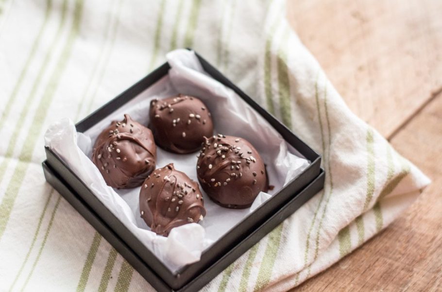 Healthy Five Ingredient Chocolate Truffles | Lemons and Basil