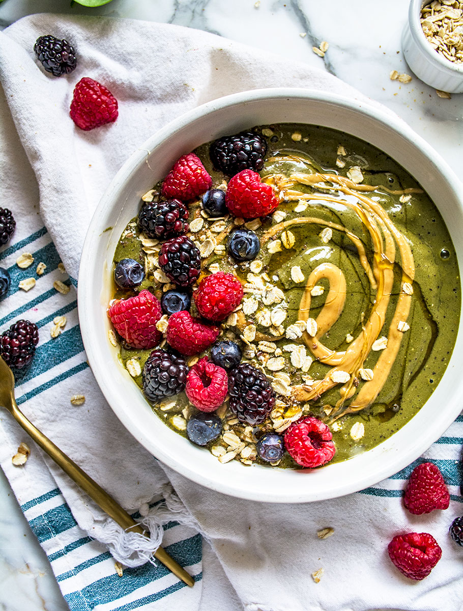 Green Smoothie Bowl with Oats and Berries | Lemons and Basil 